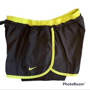 NIKE TWO IN ONE SHORTS DRI-FIT SIZE M        GREAT CONDITION